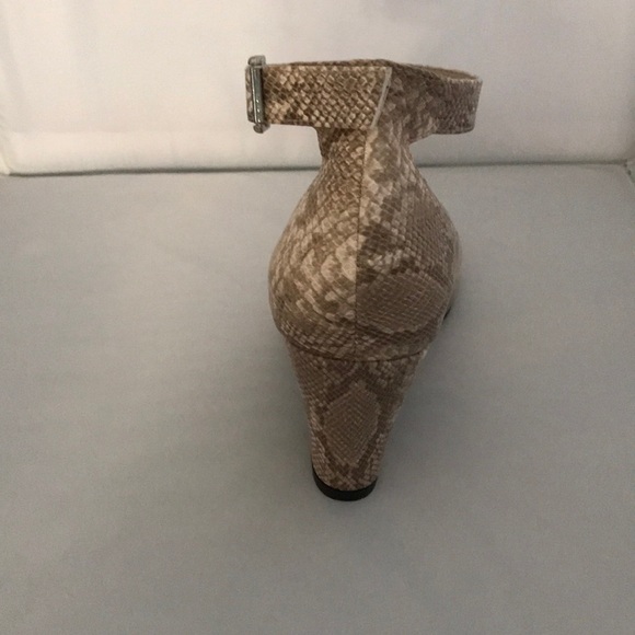 Faux Snakeskin pump with ankle straps - Picture 4 of 7